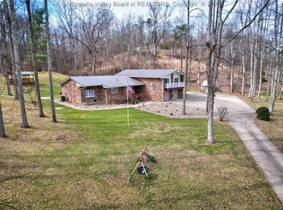 1111 N Poplar Fork Rd, Hurricane, WV 25526