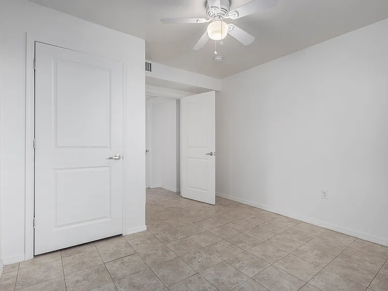 Glendale West — Photo 18