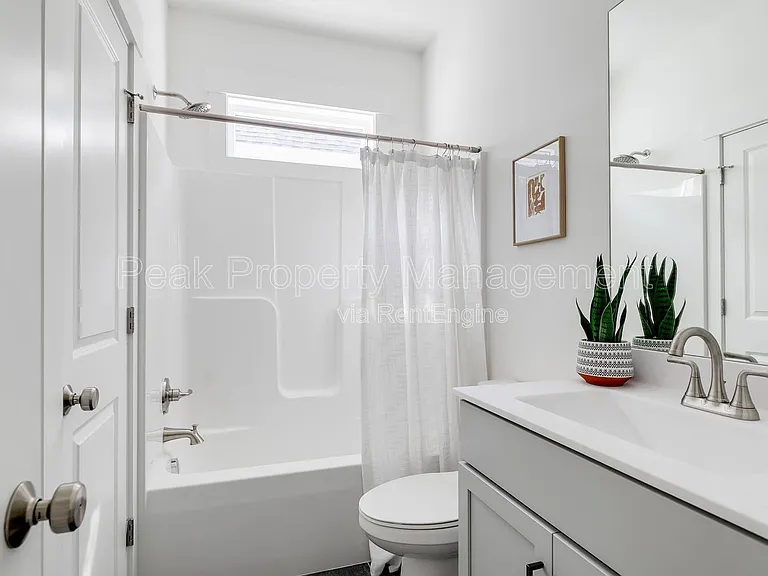 211 E 15th St — Photo 27