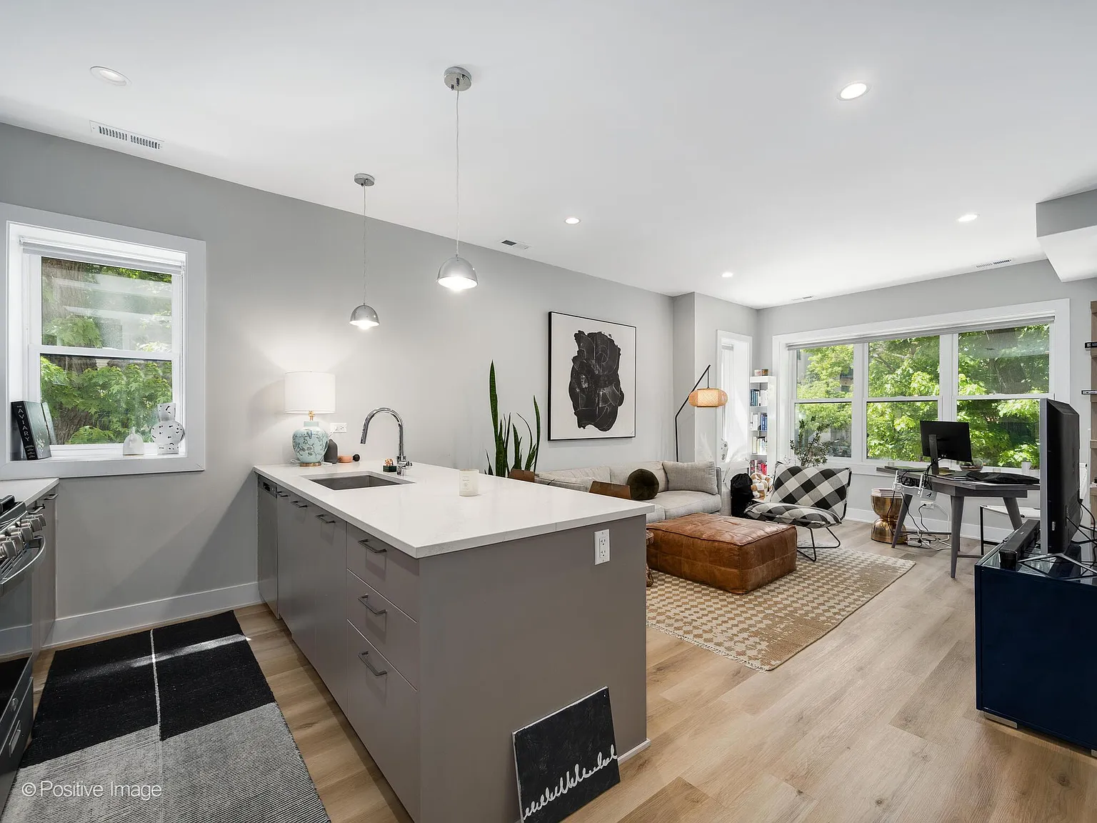 833 N Hoyne Ave — Photo 4