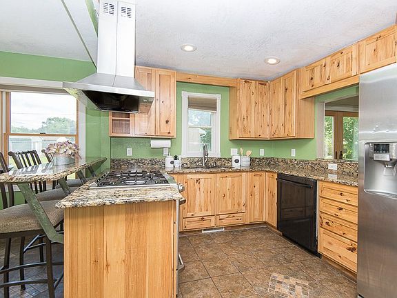 3rd image of 1689 Hyacinth Ave E