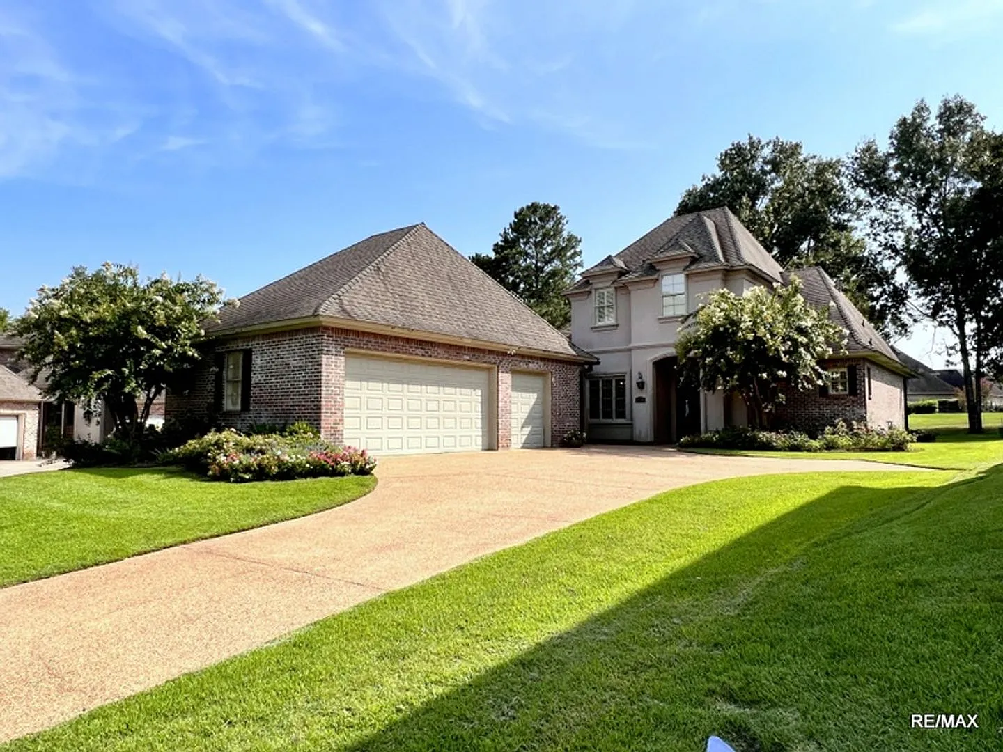 Southern Beauty with Golf Course View — Photo 1