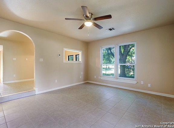3rd image of 406 N SEGUIN