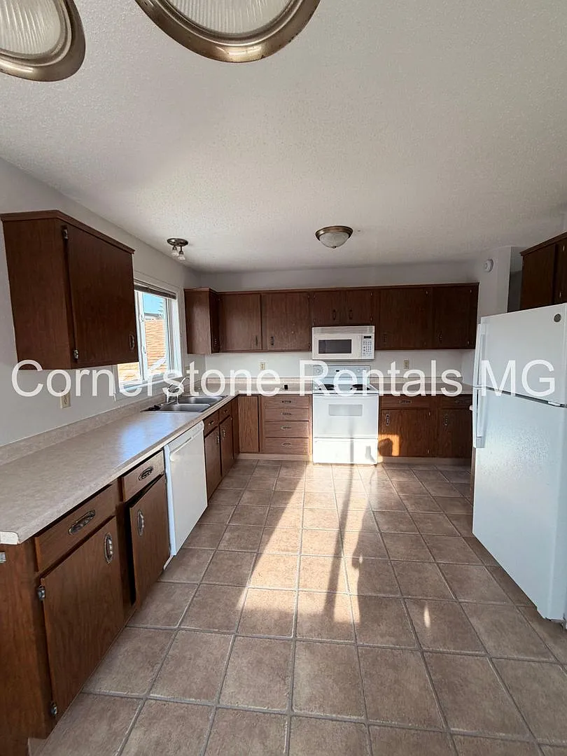 1063 5th Ave NW — Photo 4