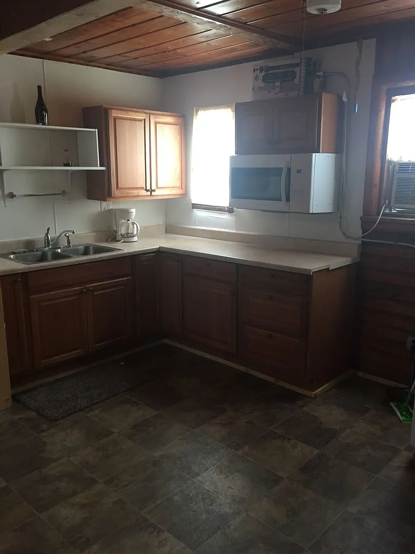 Yellowstone Apts — Photo 4
