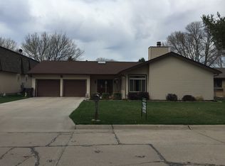 828 S Country Club Dr, York, NE 68467
