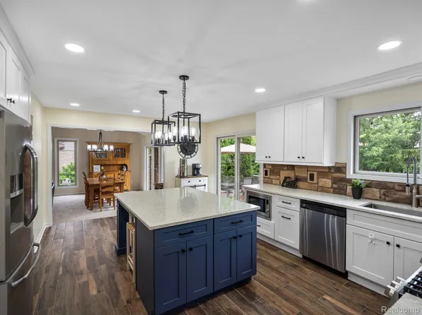 6792 Pine Way Dr, Troy, MI 48098