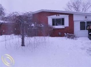30448 J Carls St, Roseville, MI 48066