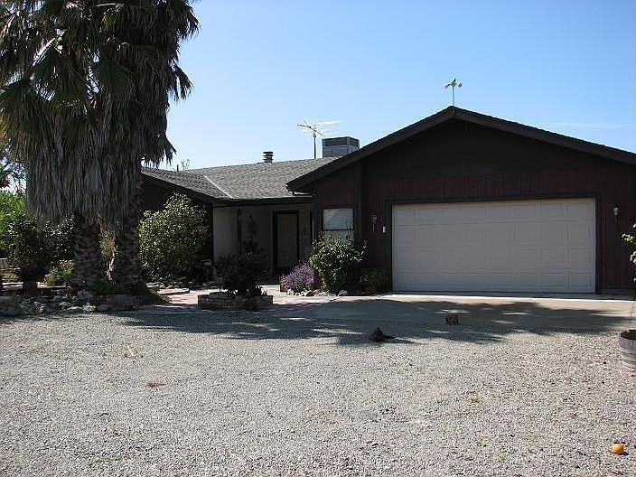 Front View w/Garage