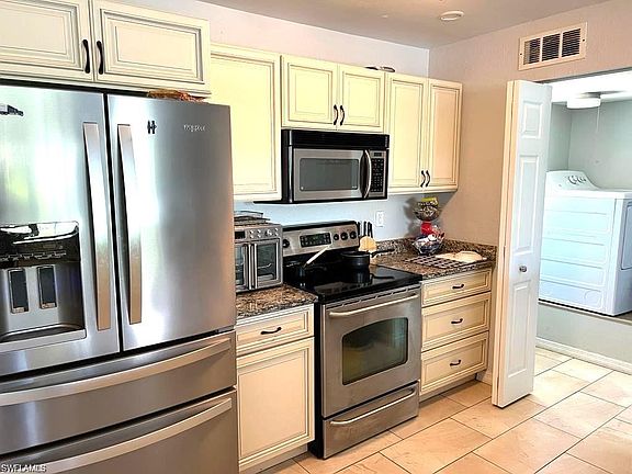 4th image of 883 Coconut CIR E