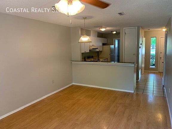 4th image of 11 Poulton Dr NW