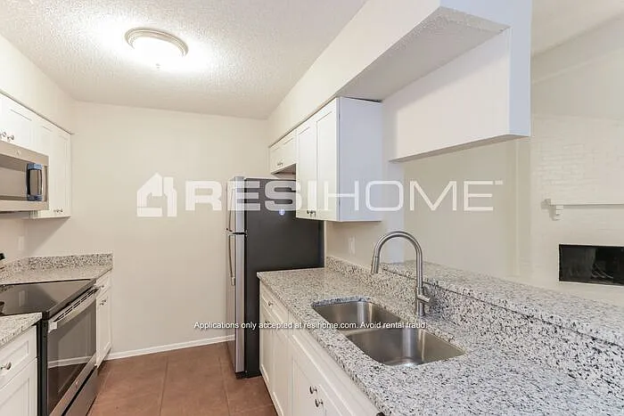 913 Pepperidge Ct — Photo 4