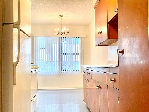4th image of 808 6th St APT 2