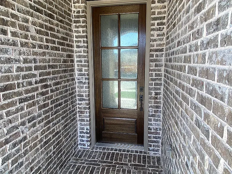 5 bed, 3557 sqft, $3,200 — Photo 2