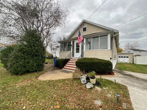 62 Helmetta Rd, Monroe Township, NJ 08831