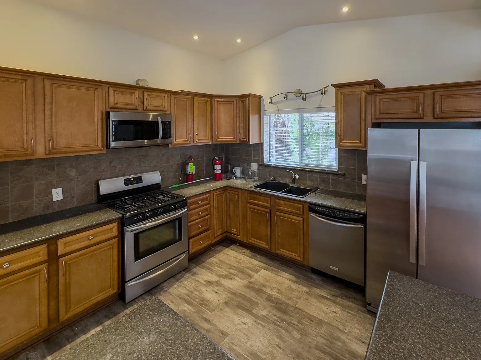 3 bed, 1240 sqft, $2,400 — Photo 3