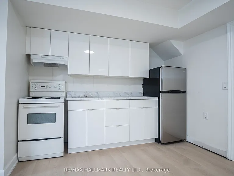 118 Fairholme Ave #2 — Photo 8
