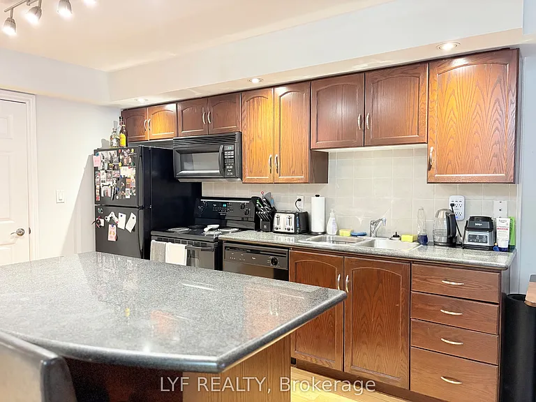 270 Wellington St W #624 — Photo 11