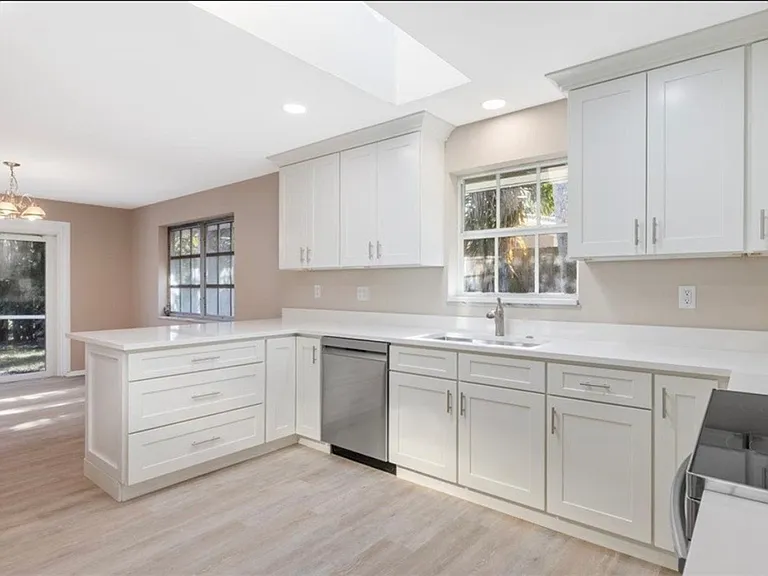 835 Royal Palm Pl — Photo 3