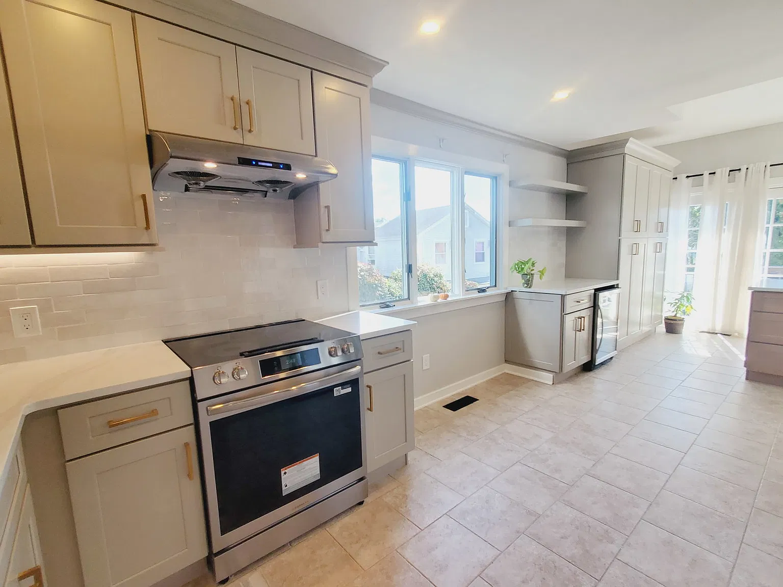 4 bed, 3.5 bath, 2400 sqft, $5,900 — Photo 4