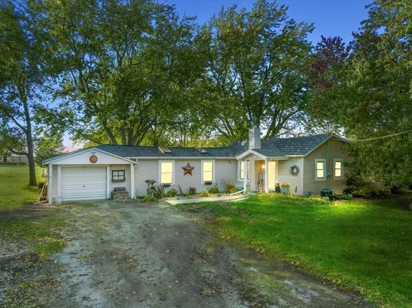 704 Park St, El Paso, IL 61738