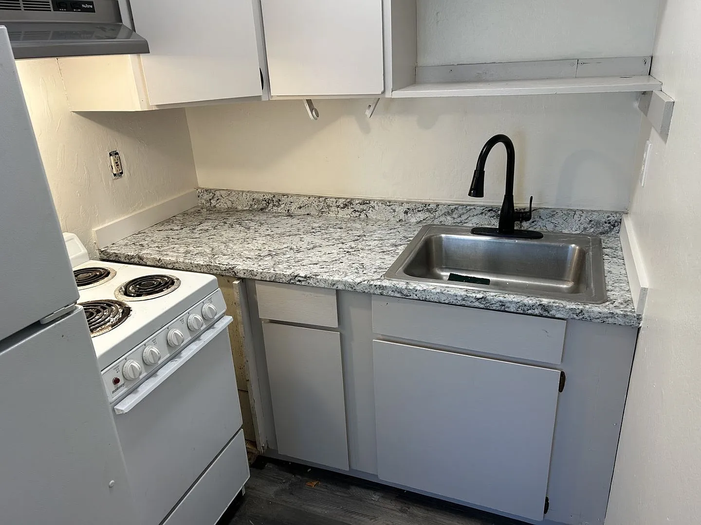 Cute 1 Bedroom 1 Bath Unit — Photo 1