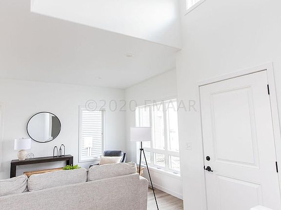 5th image of 1081 Ashley Dr W