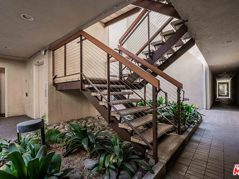 330 S Barrington Ave #210 — Photo 22