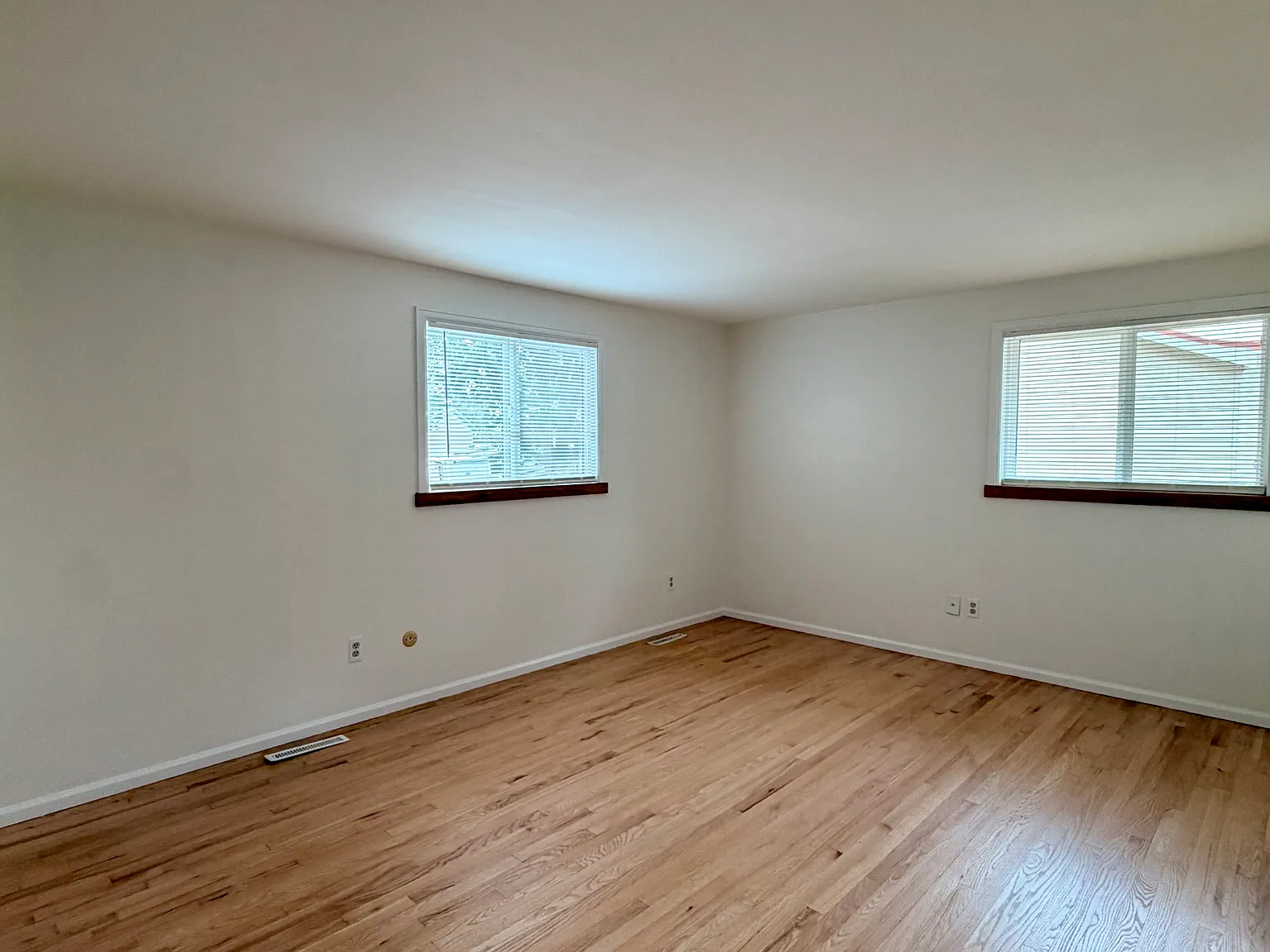 3 bed, 2.5 bath, 1700 sqft, $3,200 — Photo 2