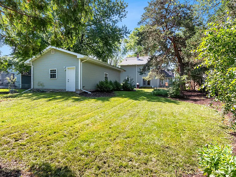 1338 W 8th St — Photo 12