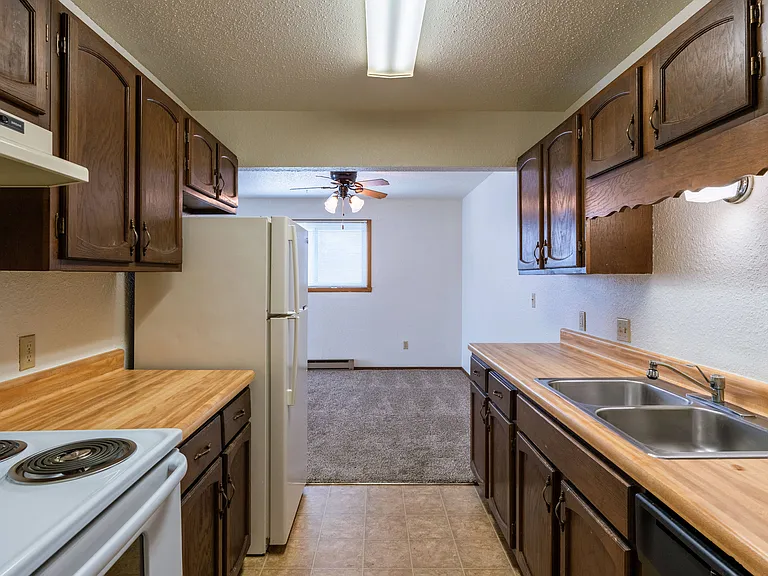 Fargo, ND Plumtree Apartments | Kitchen