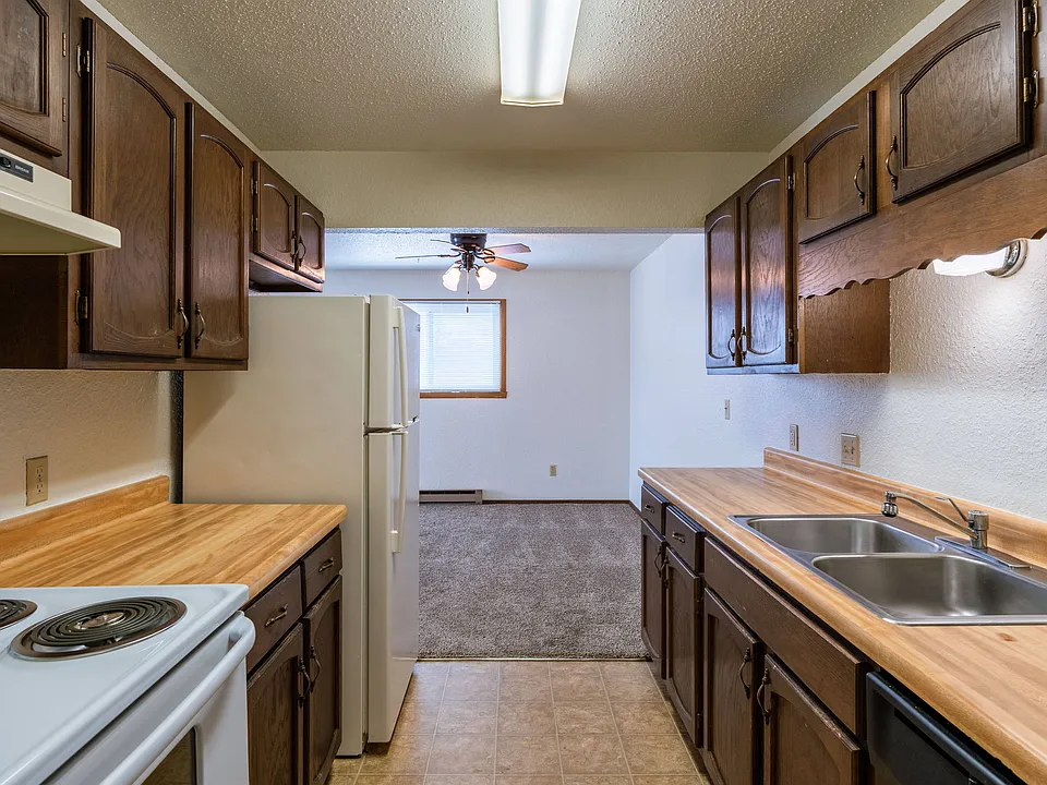 Fargo, ND Plumtree Apartments | Kitchen