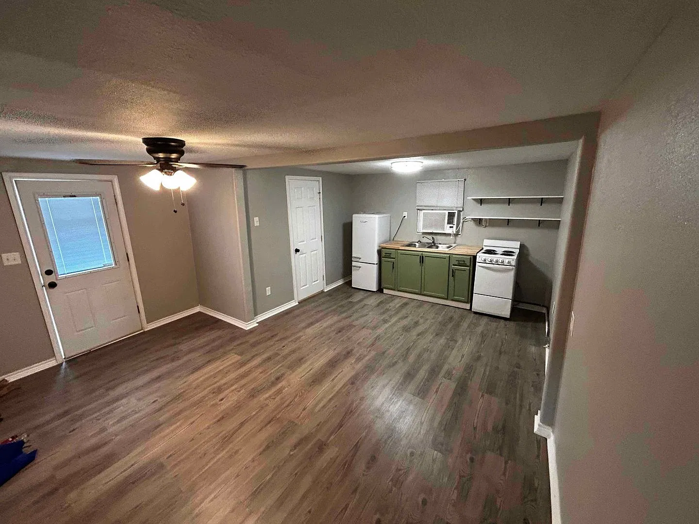 One Room! Efficiency Unit! 1/1; Water Paid! — Photo 4