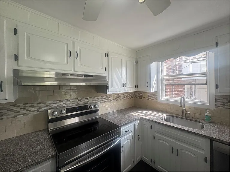 111 E Elm St — Photo 17