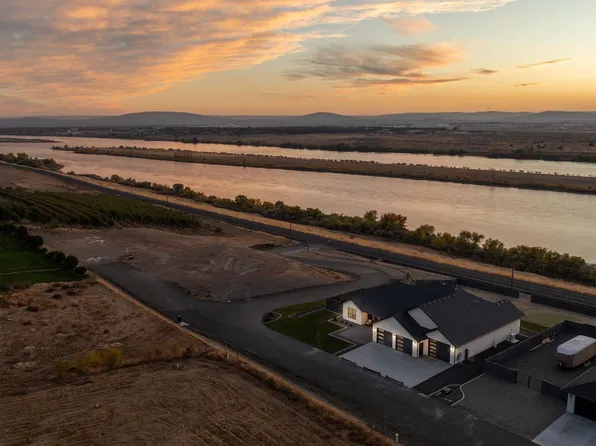 57 Columbia Bluff Ln, Pasco, WA 99301