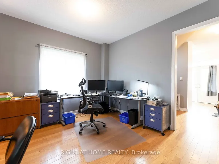 42 Forsyth Cres — Photo 5