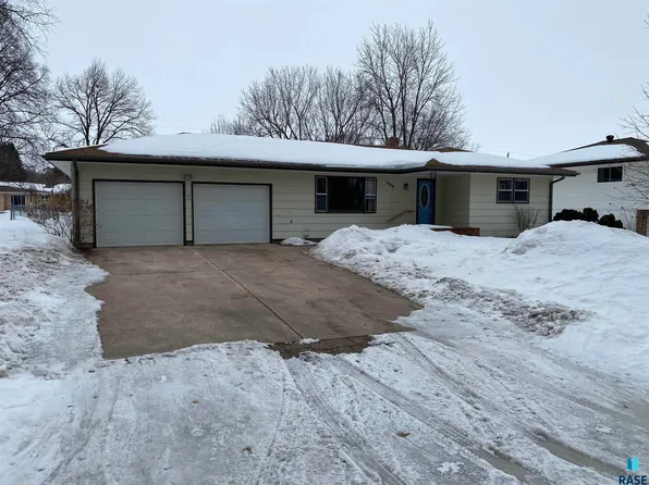 409 S Josephine Ave, Hills, MN 56138