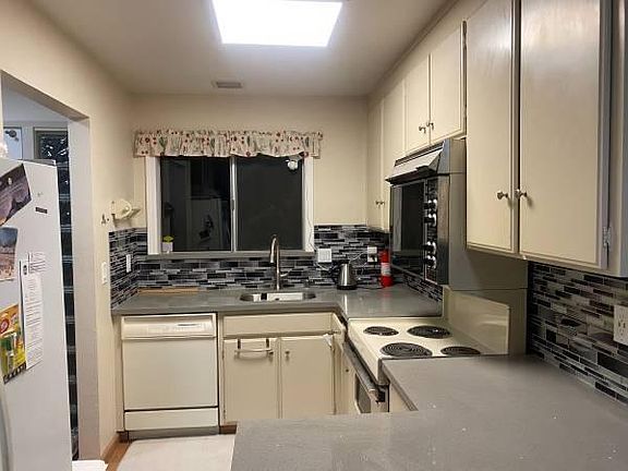 4th image of 413 Oak Ave #413