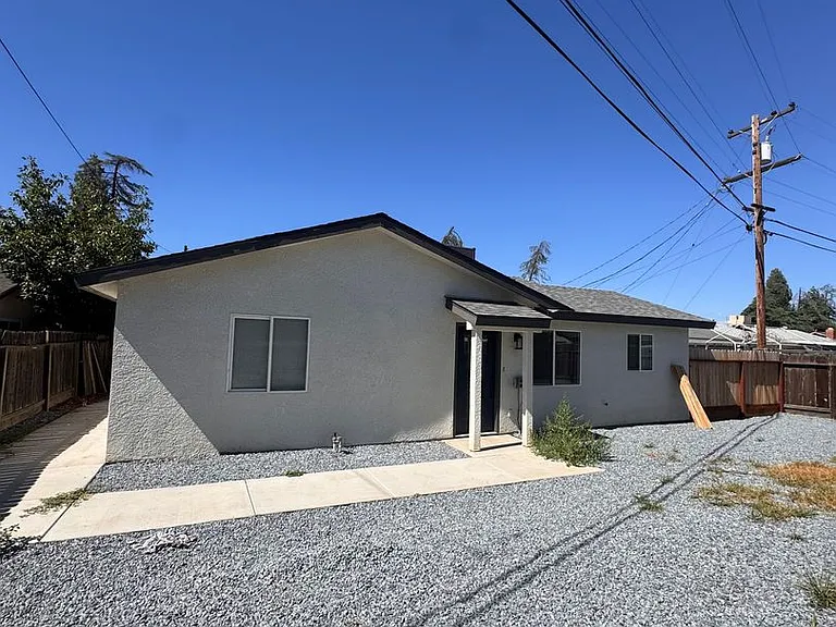3874 E Ashlan Ave — Photo 2