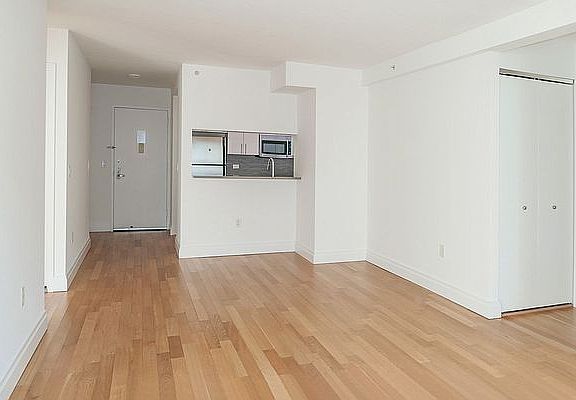 4th image of 150 E 44th St APT 33H