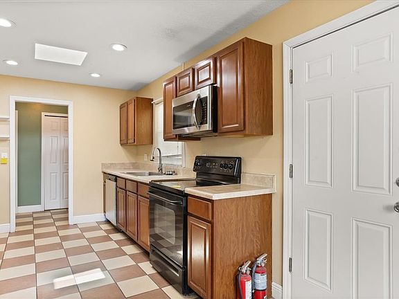 3rd image of 1739 Hinckley Rd