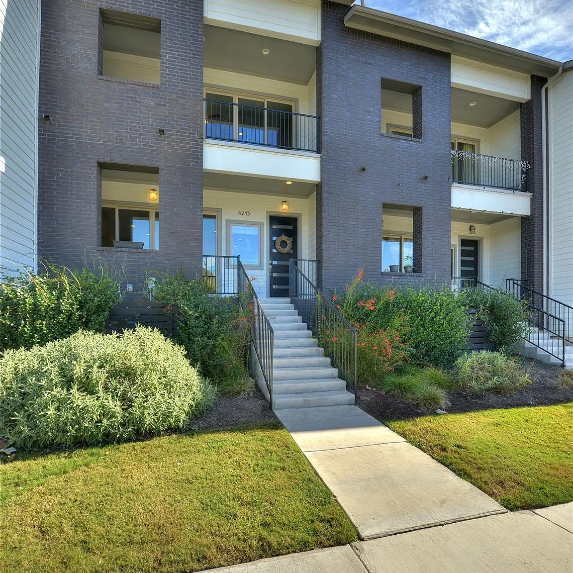 3 bed, 2.5 bath, 2418 sqft, $4,395 — Photo 1