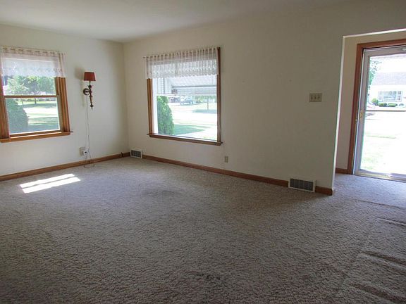 5th image of 1037 Lincoln Dr W