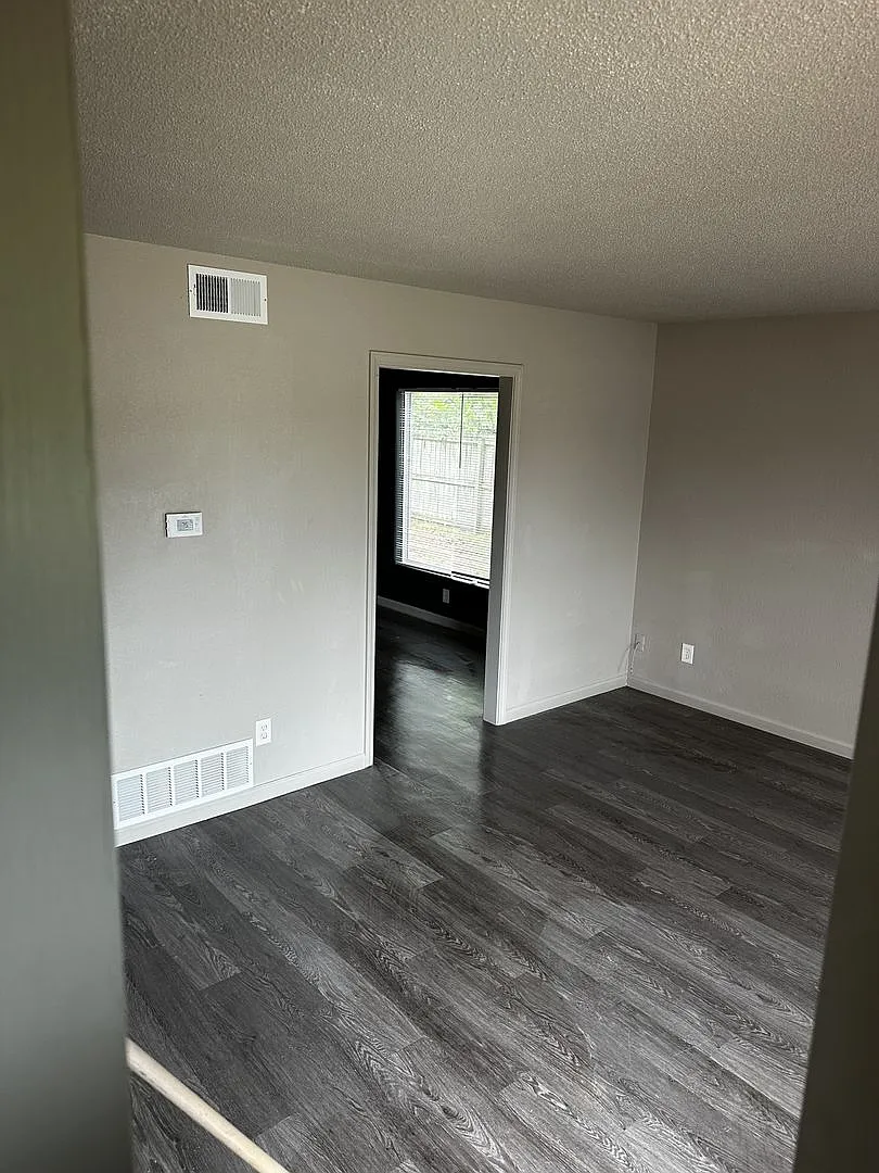 1905 Nettleton Duplex — Photo 2