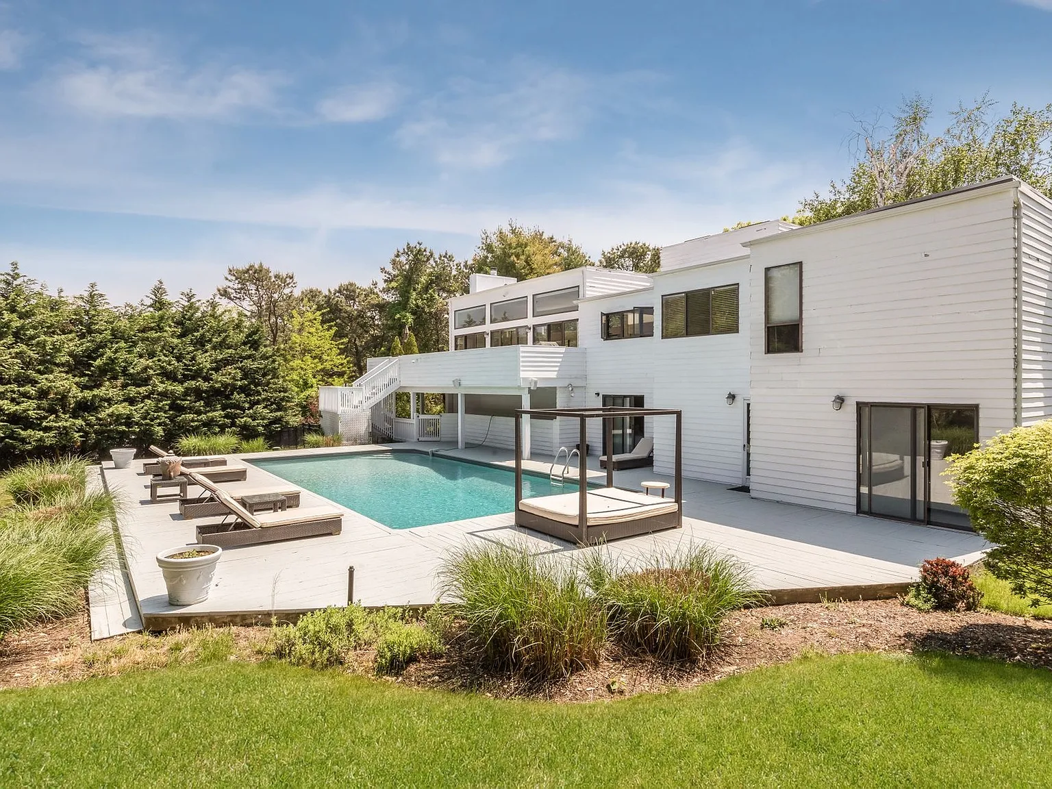 Zen- Like Crisp Contemporary Southampton — Photo 1