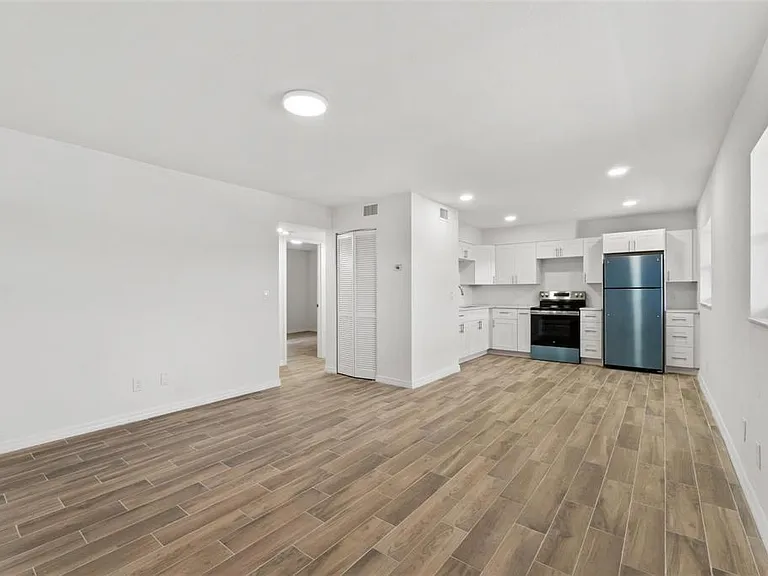 1301 Emerald Ter — Photo 4
