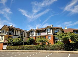 2045 Carrick St #204, Oak Bay, BC