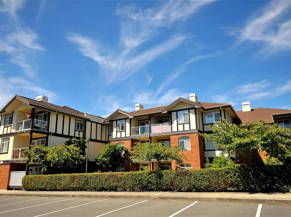 2045 Carrick St #204, Oak Bay, BC V8R 2M5