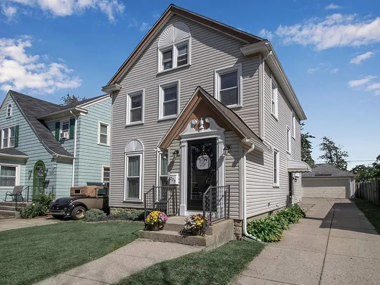 223 Capen Blvd — Photo 1