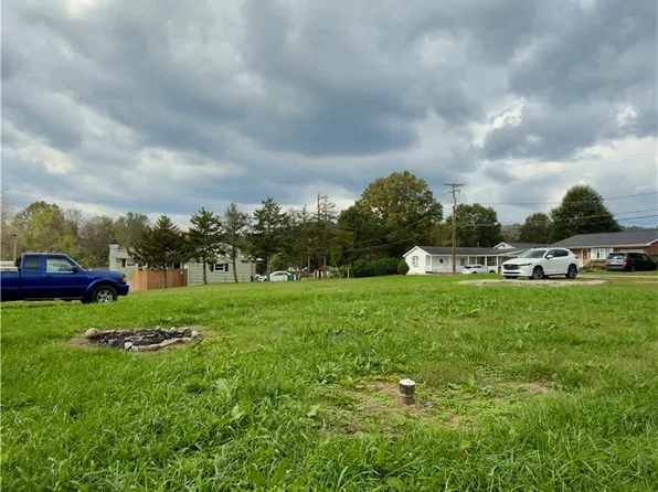 1414 Strawberry Rd, Saint Albans, WV 25177